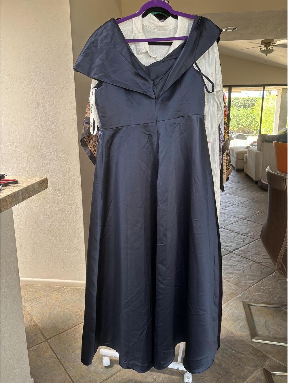 Elegant Strapless Evening Gown in Navy - Picture 5 of 5